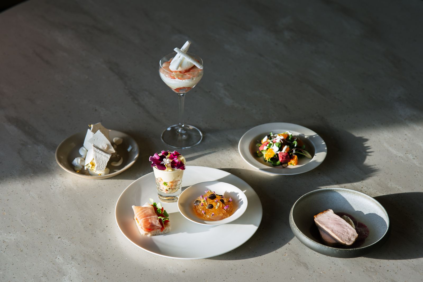 Farfurii cu preparate gourmet aranjate pe o masă de restaurant fin