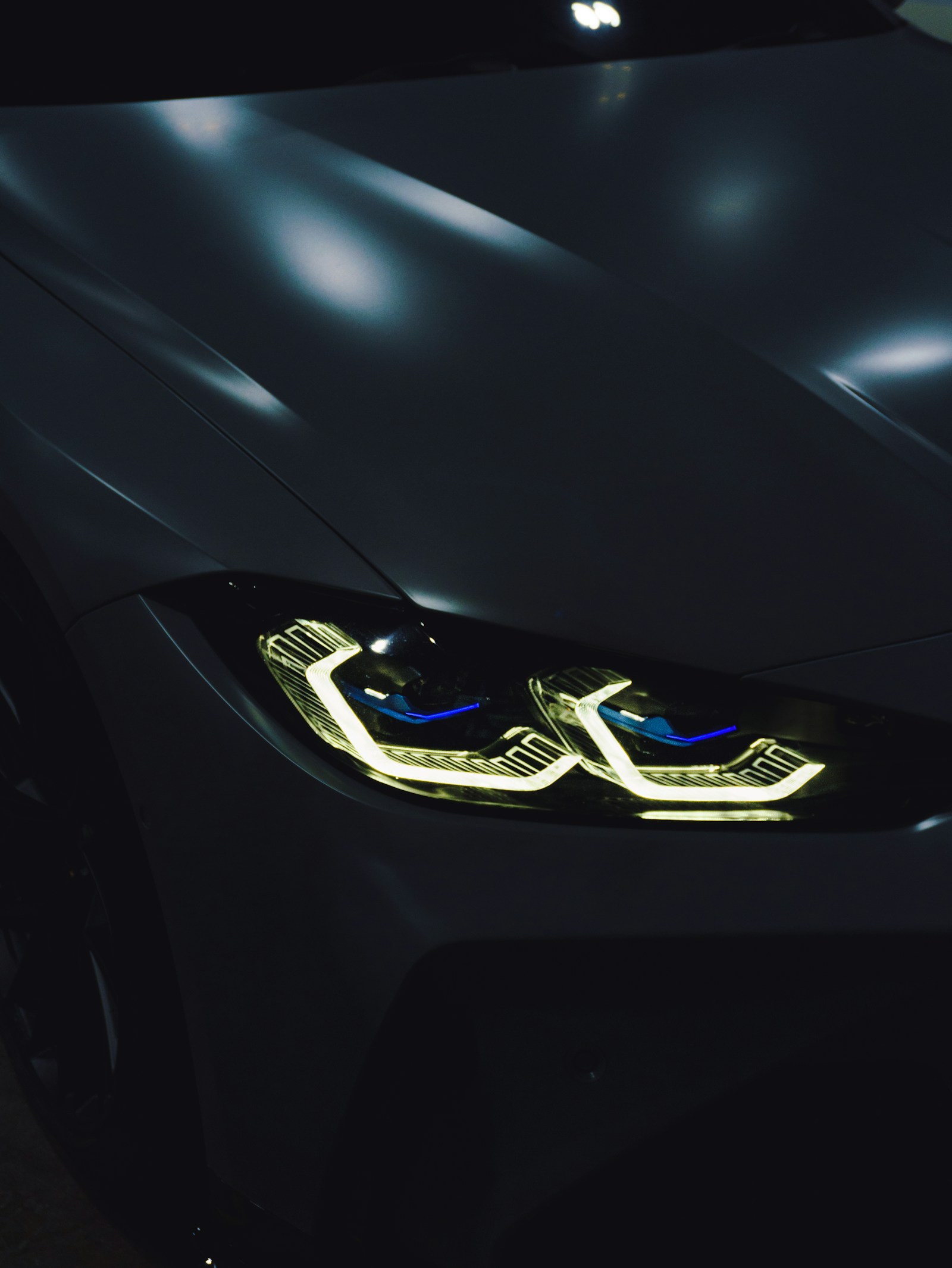 Far LED auto iluminat în prim plan, pe fundal întunecat