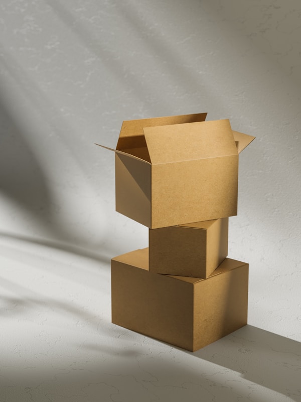Cutii de carton kraft stivuite minimal