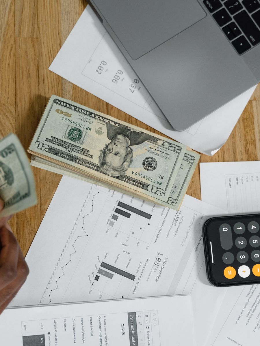 Birou cu calculator, numerar si documente financiare