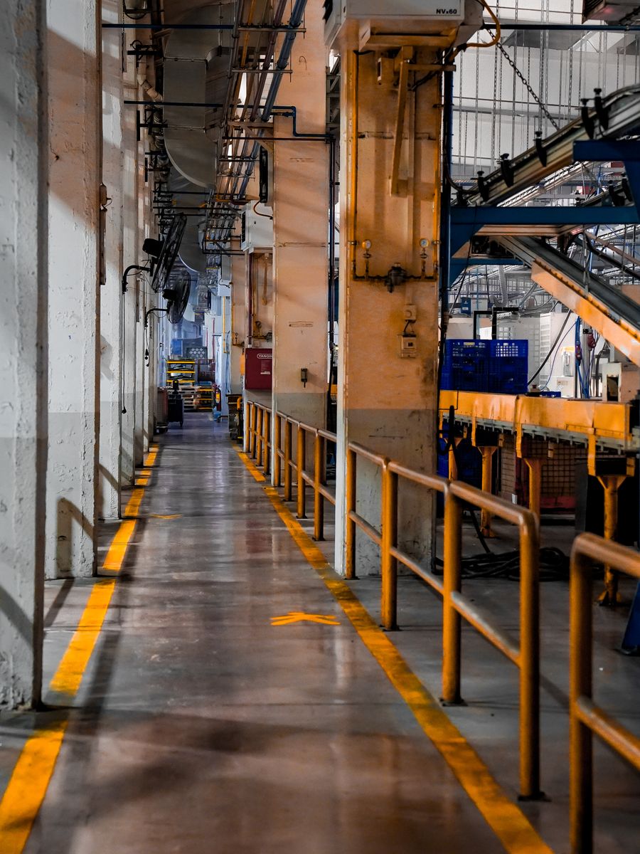 Hala de productie moderna cu utilaje industriale si linii de asamblare automatizate