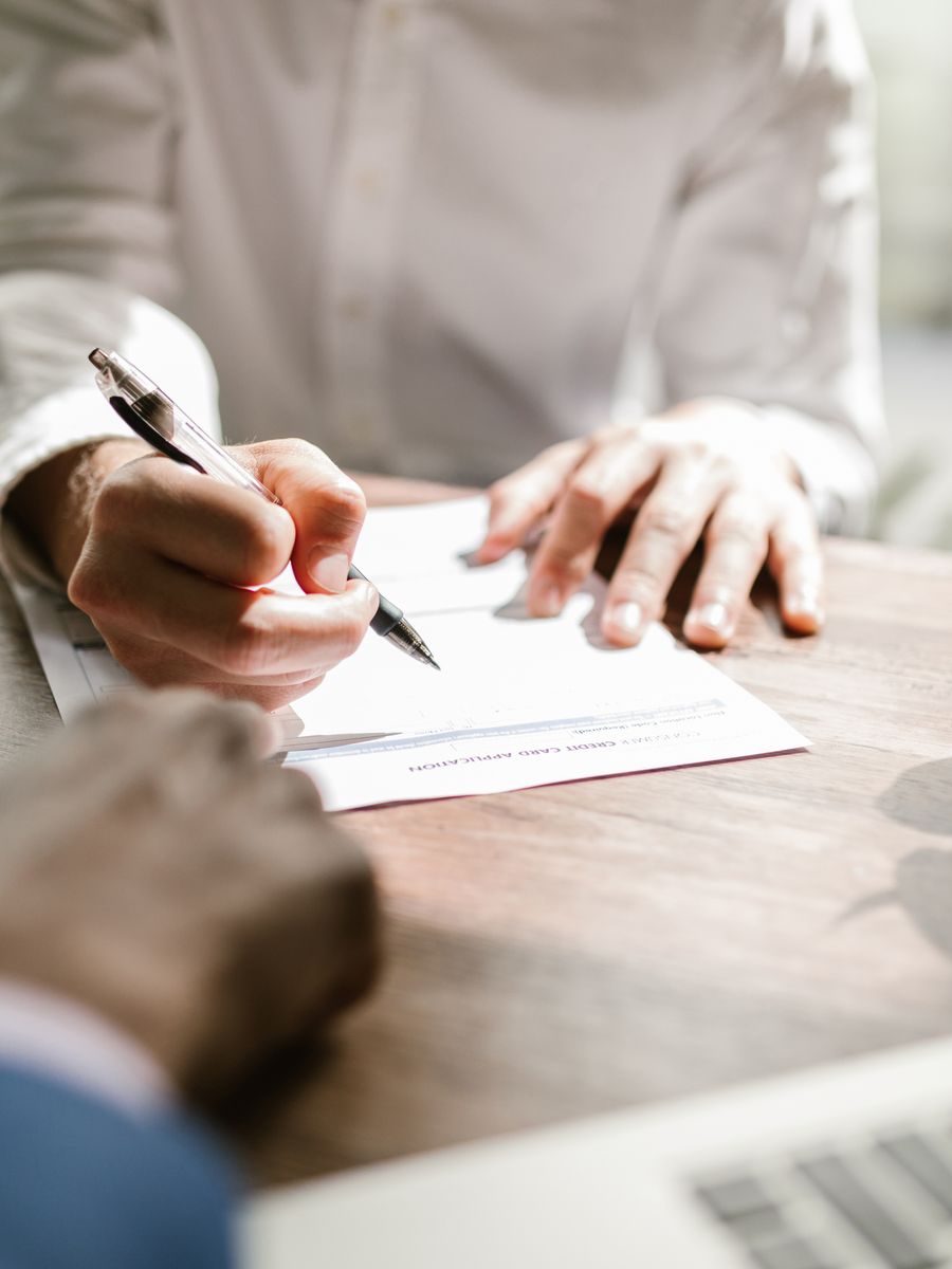 Prim plan al semnarii unui document de salarizare